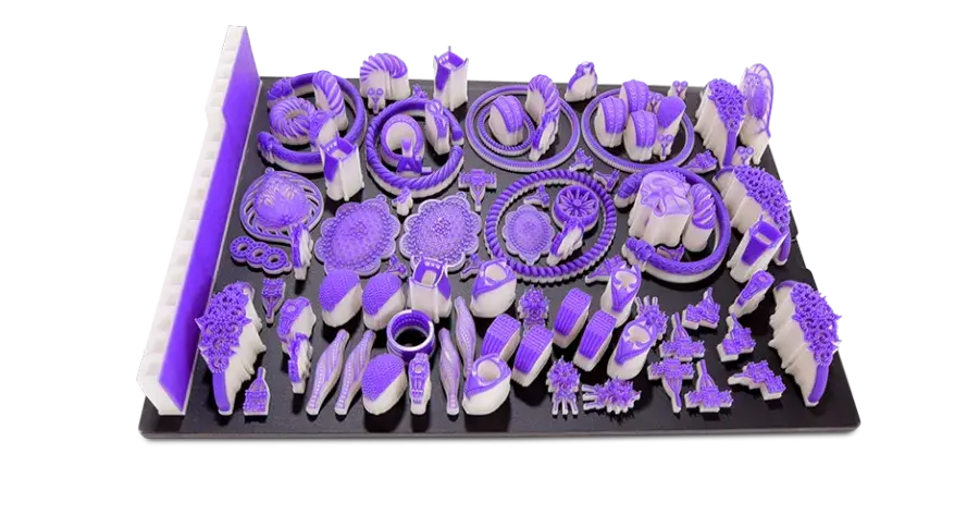 Uma bandeja com peças de fundição de joias