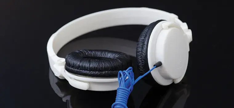 Protótipo impresso em 3D da capa plástica de fone de ouvido da 3D Systems ProJet 3600