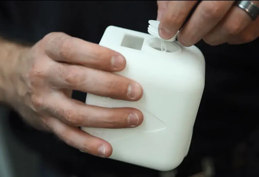 Os contêineres de protótipo também são refinados e iterados usando a impressão 3D SLS