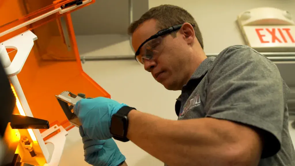 Removendo as peças impressas em 3D do sistema da Figure 4