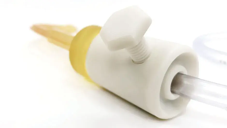 Material rígido e branco para aplicações que exigem biocompatibilidade e/ou resistência térmica. Ele proporciona lindas peças que podem ser esterilizadas e testadas a altas temperaturas, acima de 100 °C.