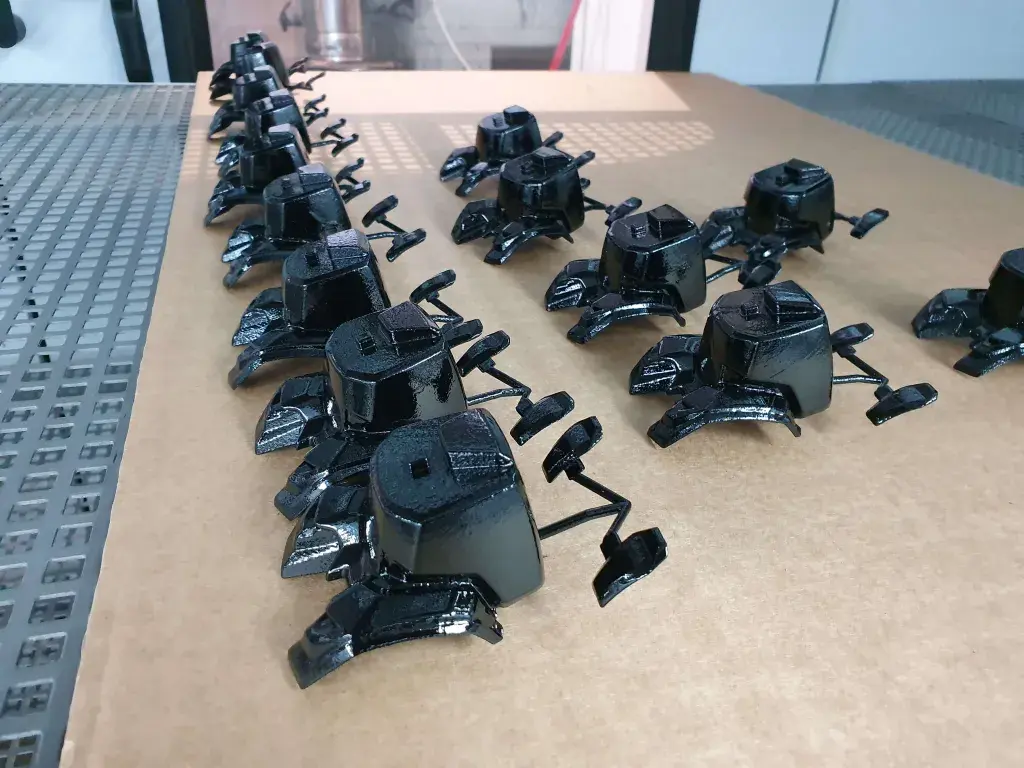 Acabamento de pintura brilhante em peças SLS para montagem da Steyr Tractors produzidas pelo serviço sob demanda da 3D Systems