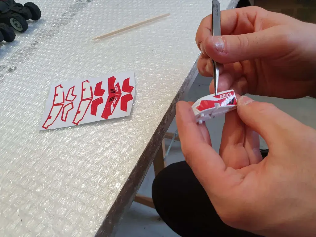 Inclusão de adesivos no modelo de exibição da Steyr Tractors no serviço sob demanda da 3D Systems