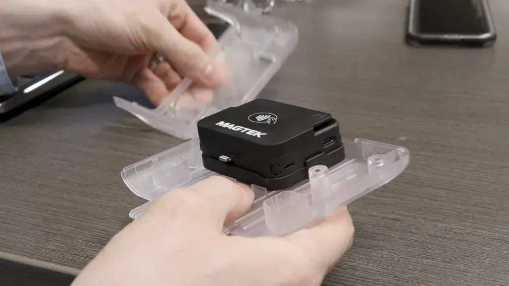 A peça impressa em 3D transparente ajuda os clientes a identificar interferências mais rapidamente para melhorar os designs