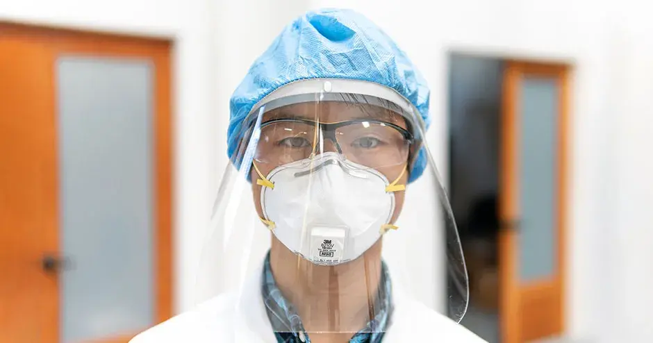 Protetor facial e uma touca para maior proteção.