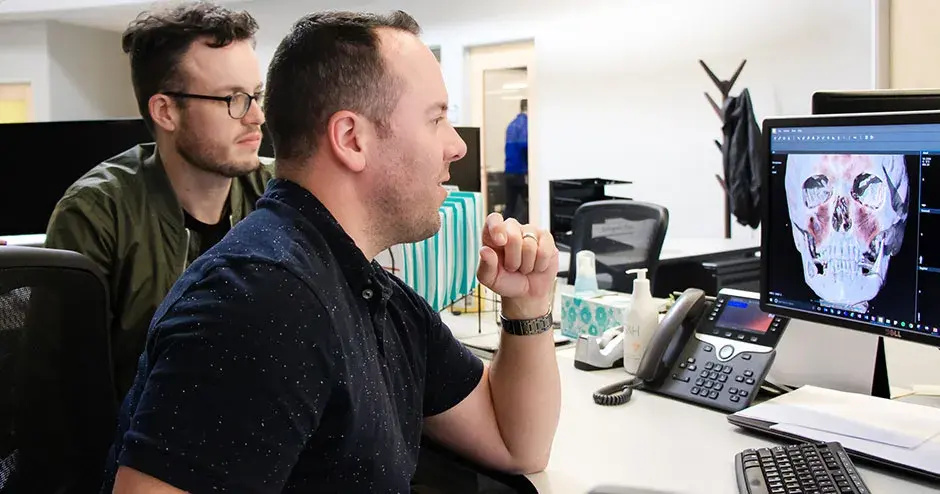 2 colegas em um desktop