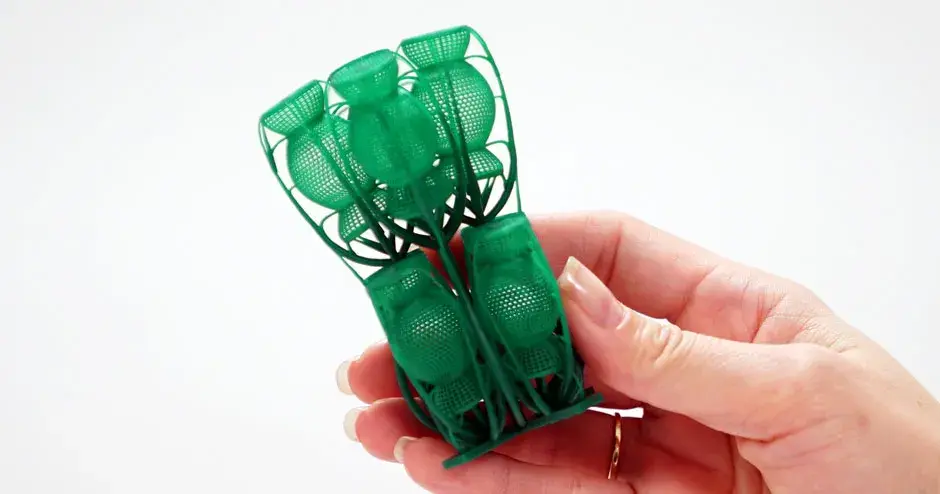 3d-systems-figure-4-jewelcast-grn-10-patterns-tree-v2-mão de uma mulher segurando uma árvore de fundição de joias