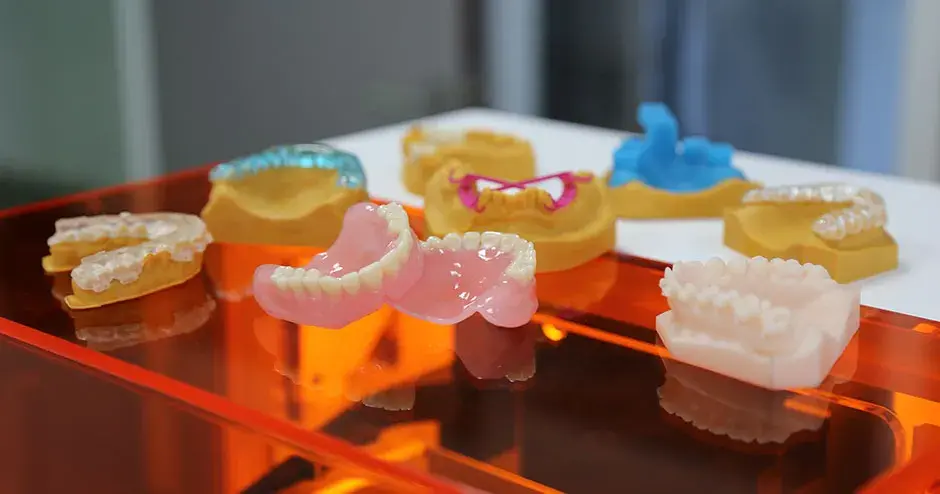 uma variedade de próteses, peças e moldes dentários impressos em 3D