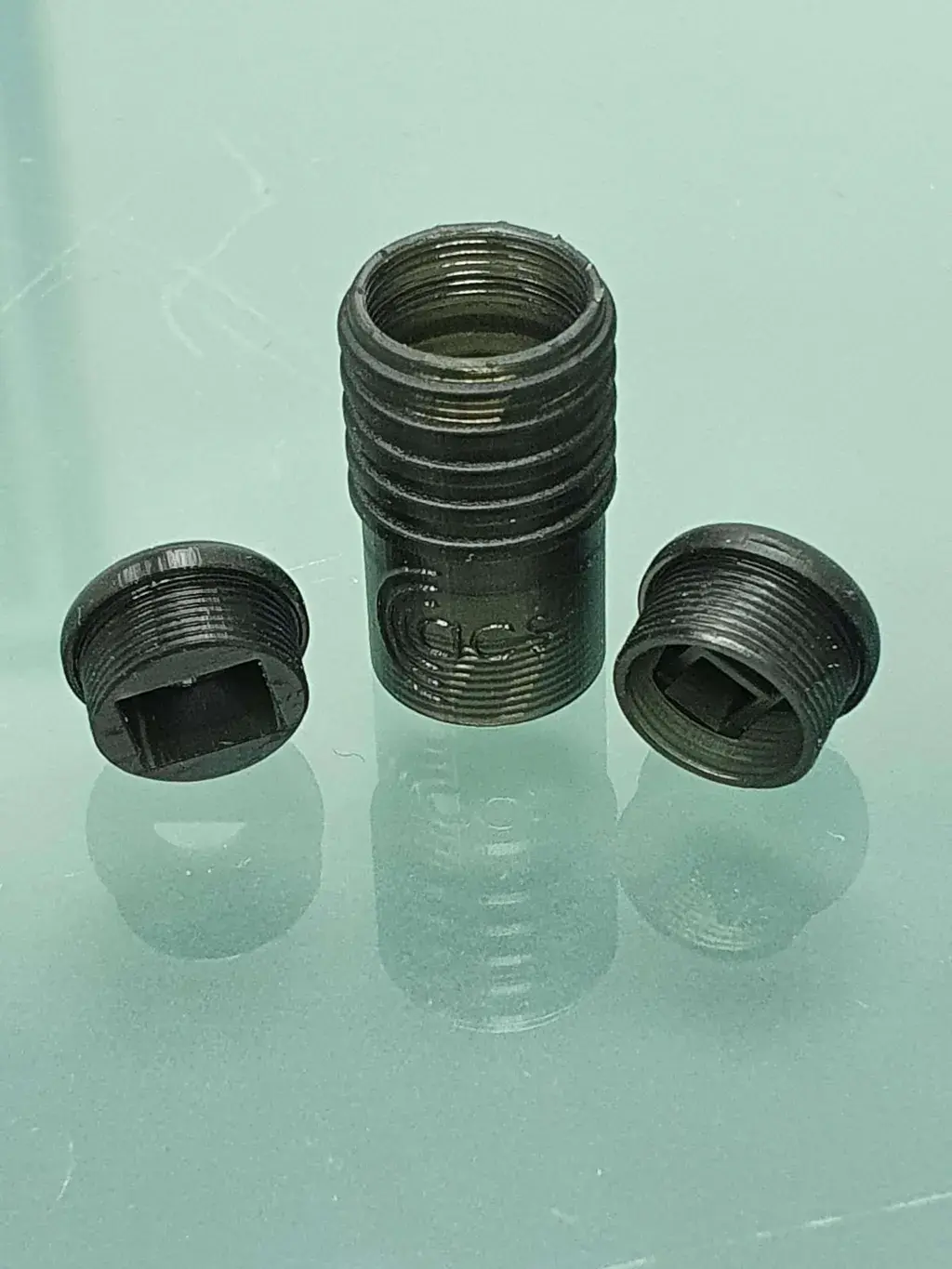 Peça de produção impressa em 3D com roscas produzidas usando a Figure 4 PRO-BLK 10