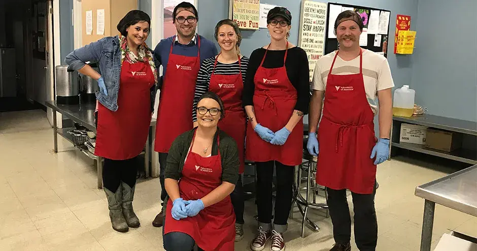 Um grupo de funcionários da 3D Systems atuando como voluntários