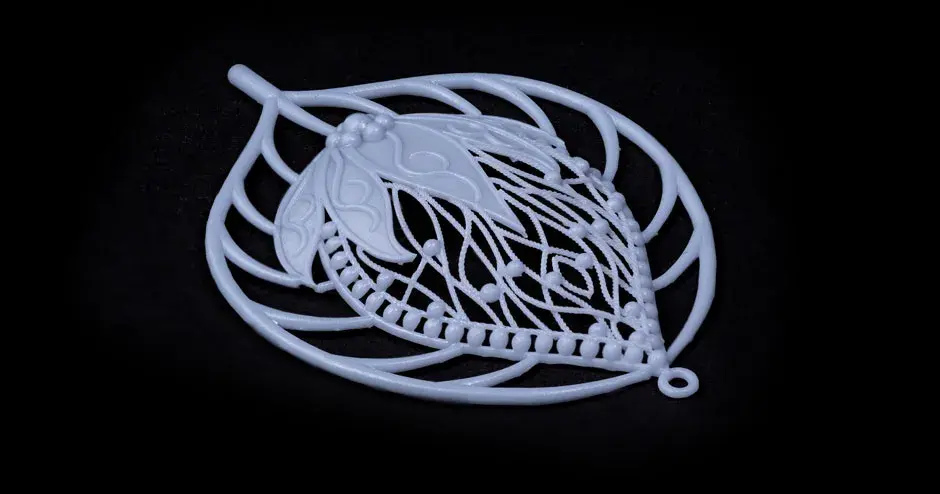 pingente cinza mestre de joia da figure 4 em fundo preto