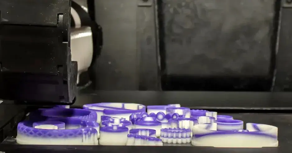 impressora com plataforma preenchida com uma variedade de imagens de joias ilustrando confiabilidade