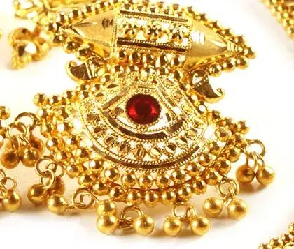 design de brinco de ouro intrincado com conjunto de rubis no meio