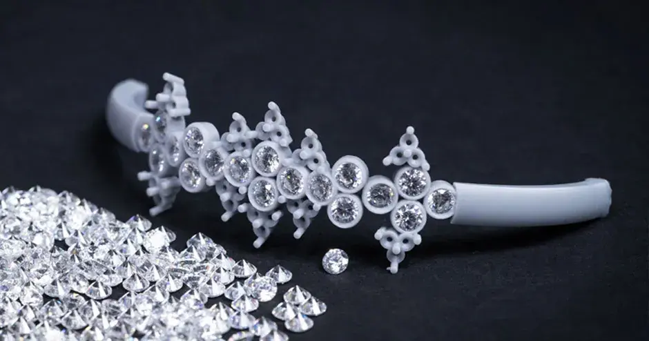 pulseira de cera cravejada de diamantes e diamantes espalhados no fundo preto