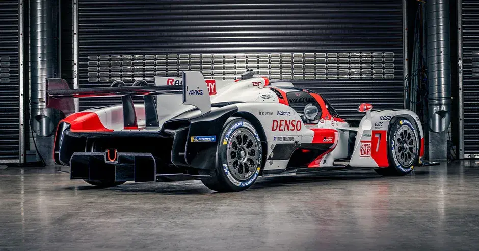 carro de corrida em uma instalação