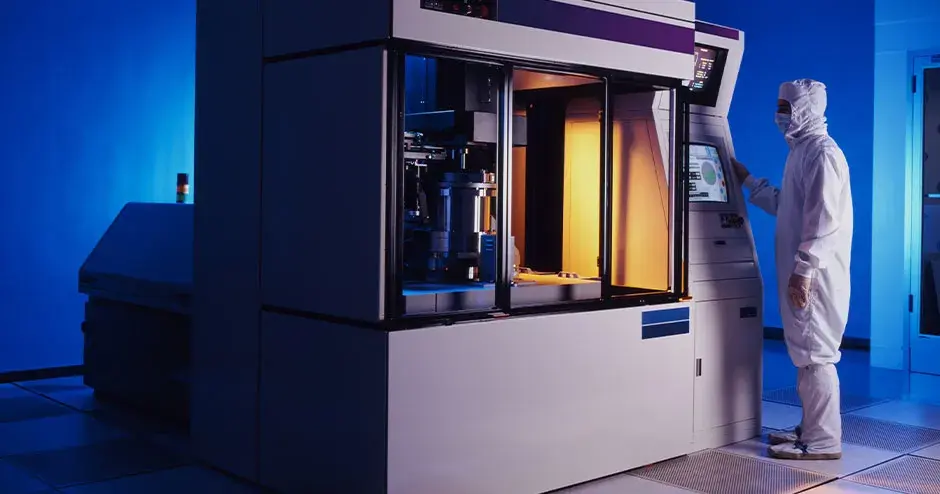 uma pessoa ao lado de uma impressora 3D