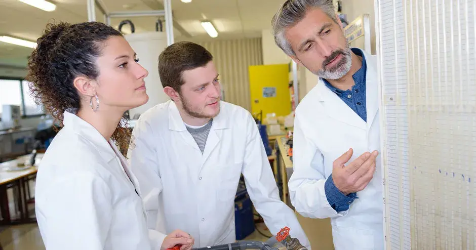 3 pessoas em uma instalação discutindo o trabalho