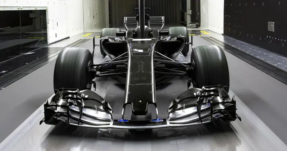 carro de corrida em uma pista de testes de vento