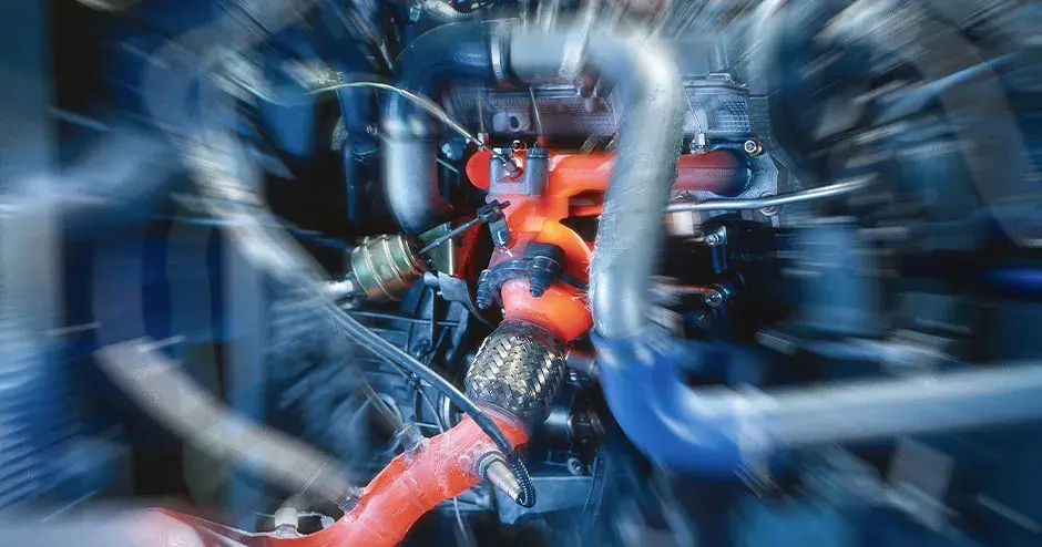 Motor de automóvel com sistema de escape enfatizado