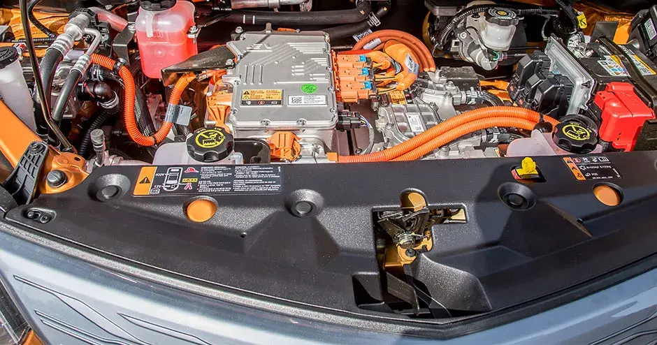 sob o capô de um carro elétrico da orange, tecnologia do futuro