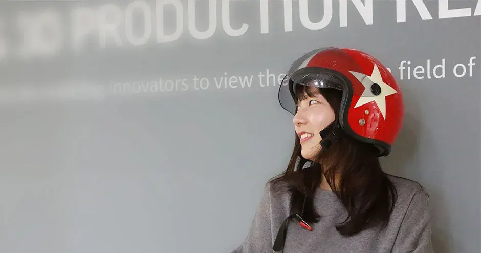 Um funcionário da 3D Systems ao lado do logotipo da empresa