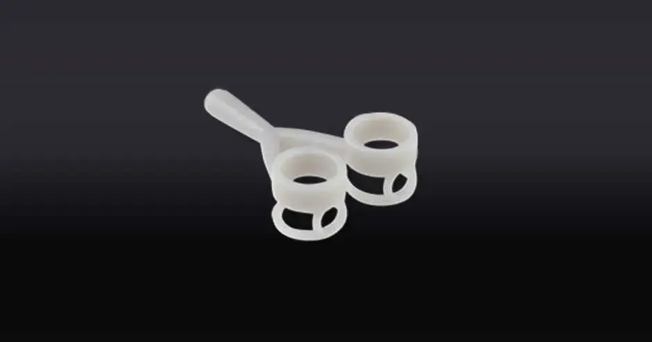 mestre de joias da figure 4 cinza pingente impresso em 3d em fundo preto