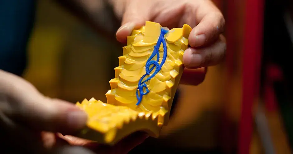 pingente de cera azul em um molde de borracha amarela