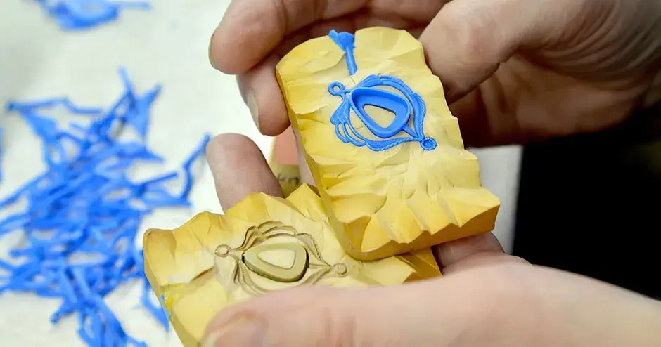 pingente de cera azul com bisel triangular redondo em molde de borracha amarela