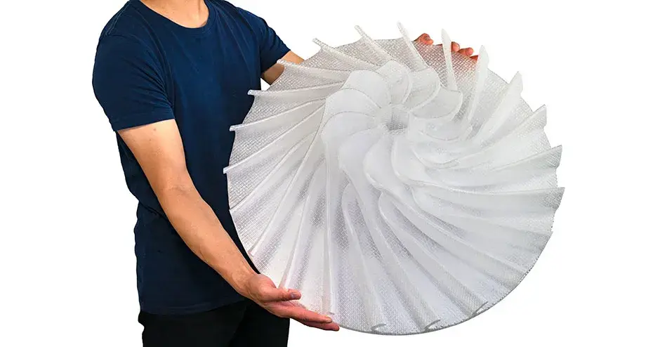 homem segurando um propulsor