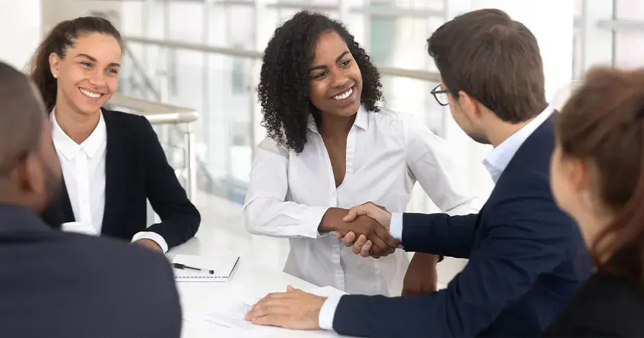 Um grupo de profissionais conversando em um escritório