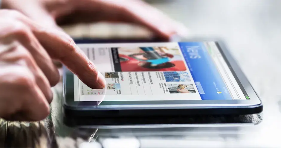 uma pessoa lendo um tablet com notícias em destaque