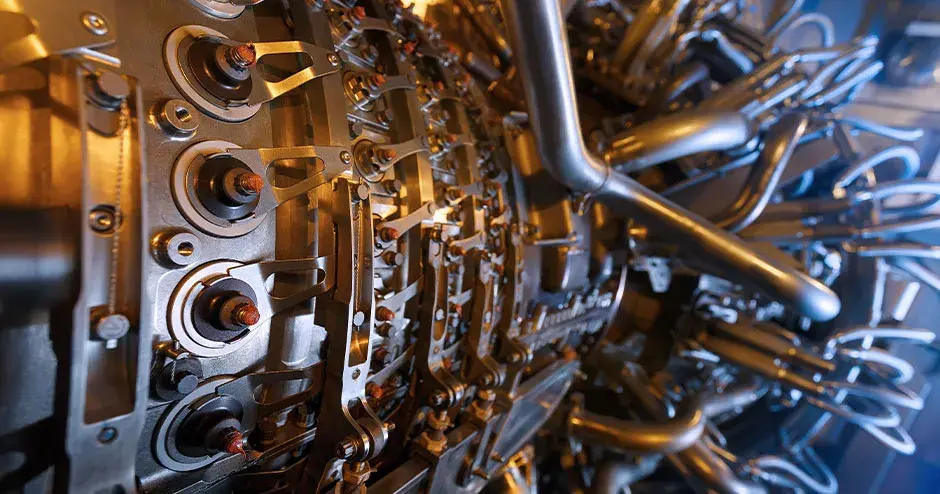 Motor de turbina a gás do compressor de gás de alimentação localizado dentro do gabinete pressurizado