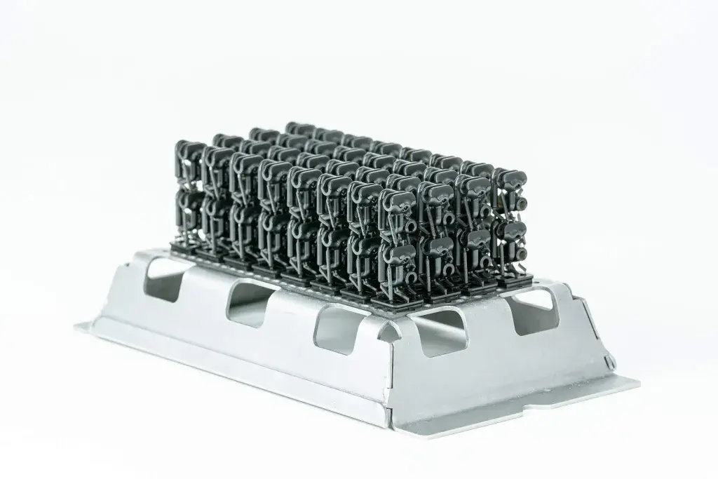 Placa de construção da Figure 4 cheia de peças empilhadas impressas em 3D