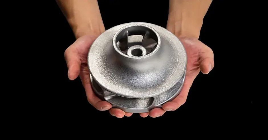 Uma pessoa segurando um propulsor impresso em 3D feito a partir da impressão direta em metal