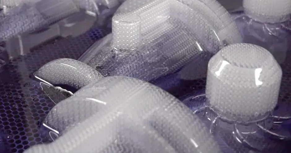 Moldes de precisão impressos em 3D saindo de uma impressora 3D