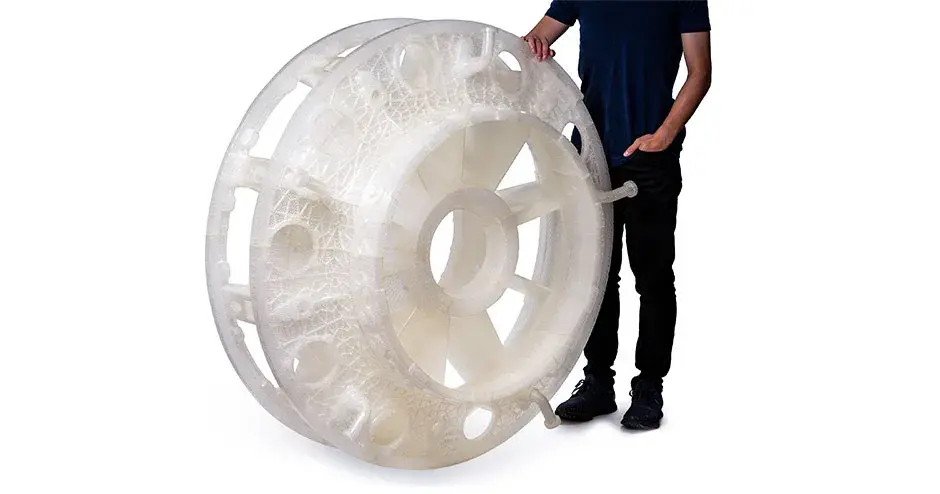 um homem de pé ao lado de um padrão QuickCast de invólucro