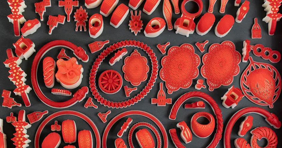 Moldes impressos em VisiJet Wax Jewel Red em uma placa cheia