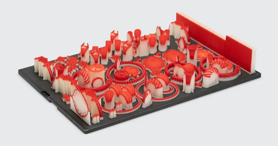 Moldes impressos em VisiJet Wax Jewel Red em uma placa