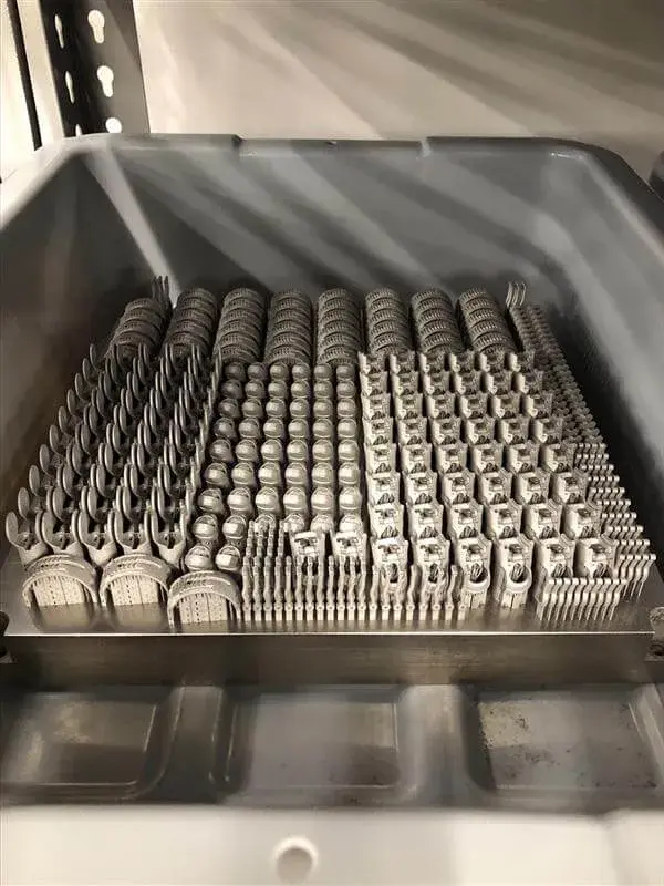 Bandeja de montagem de peças impressas em 3D de metal para próteses manuais parciais da Point Design