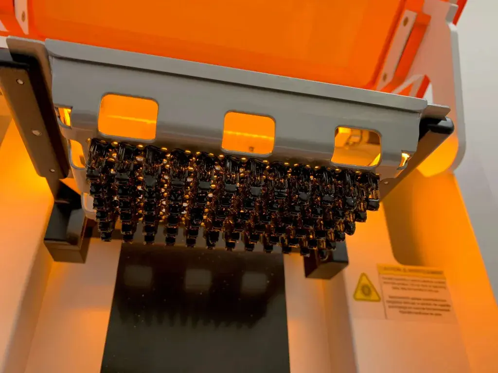 Placa de construção da impressora 3D Figure 4 Standalone na WS Audiology cheia de peças