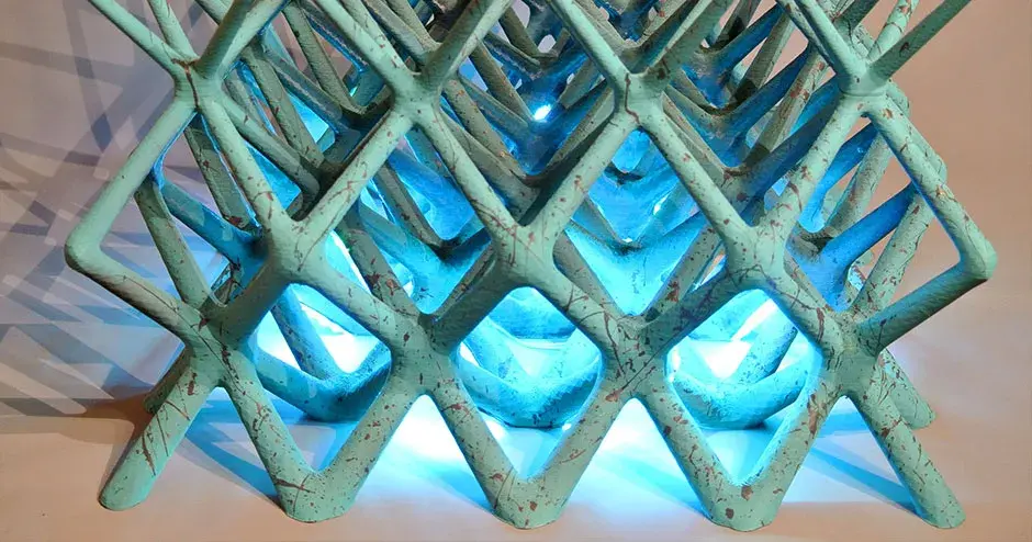 e mesa de café artística feita de materiais de filamento