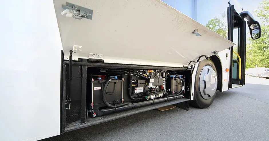 Vista do compartimento compacto da bateria e componentes eletrônicos sob um ônibus elétrico