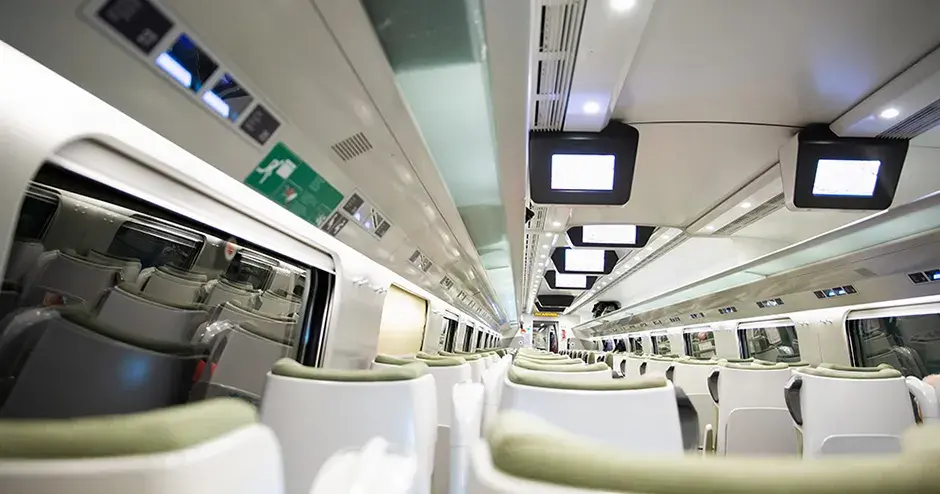 Interior moderno e brilhante de um trem de passageiros mostrando diferentes materiais e acabamentos de superfície para componentes diversos