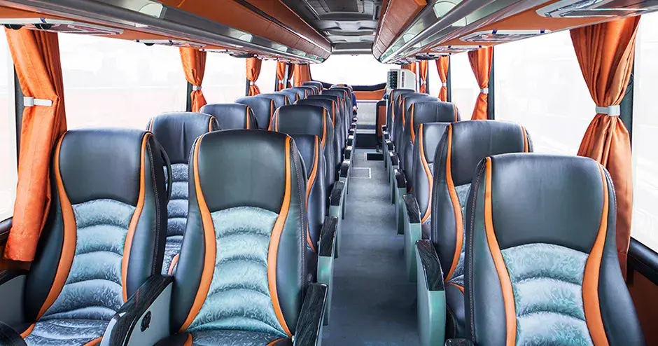 Vista do interior de um ônibus de turismo com características de design coeso para uma melhor experiência do cliente
