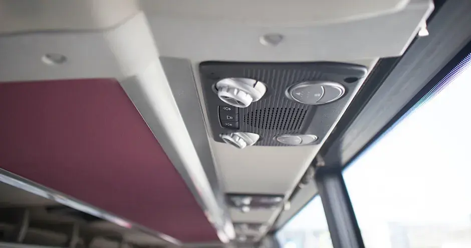 Painel de controle multifuncional para conforto do passageiro nos compartimentos superiores do veículo