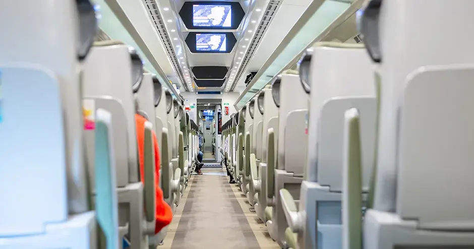 Vista interna de um trem de passageiros em alta velocidade, mostrando os diversos componentes que podem otimizar o conforto do passageiro com impressão 3D e fabricação de aditivo (AM). 