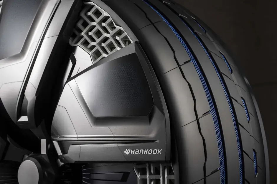 Um close-up de um pneu da Hankook 