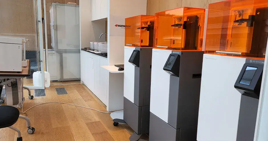 Centro de Design da Hankook mostrando as fileiras de impressoras Figure 4