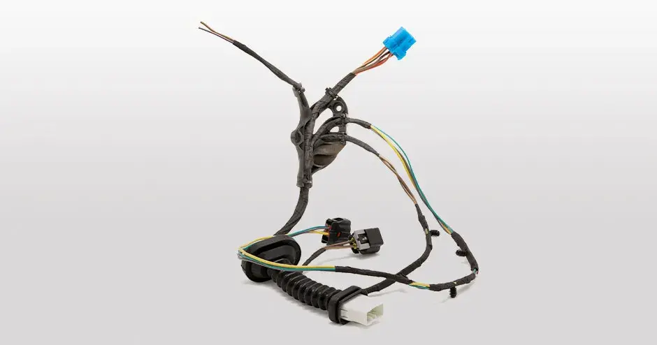 Um componente de retenção para um arnês elétrico no transporte que é também um guia de fiação para ajudar na operação de montagem.