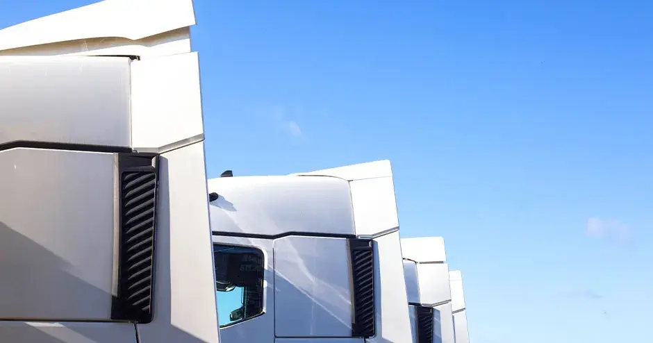 Quatro conceitos diferentes de defletor de ar de cabine para carga para um teste comercial de caminhões. 